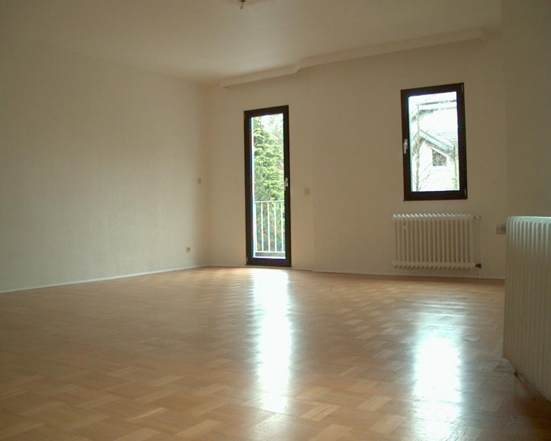 Wohnung oben Wohnzimmer Blick Richtung Balkon 4412